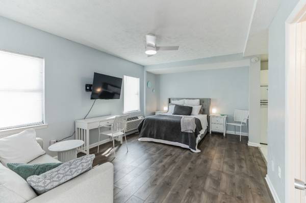 $1450.00 Large studio including all utilities 1 1/2 blocks from the beach63910446532354120