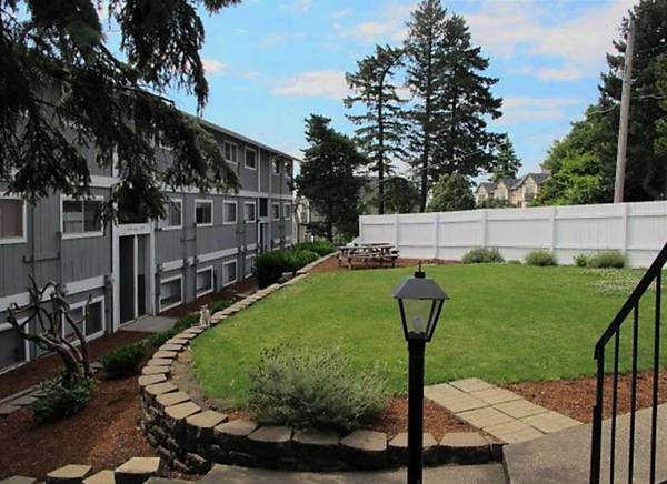 $1,400 / 2br - Area Walk Score: 78, Popular Nature Area, Pet Friendly - SW Portland (Portland)63867269632259124