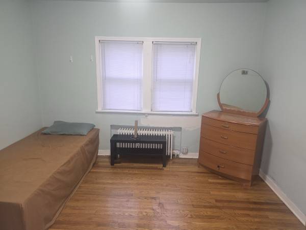 $900 / 1br - 145ft2 - Room for rent (Jamaica)63930273047939120