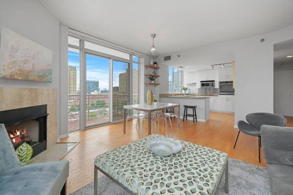 $2,736 / 2br - 2Bed/2Bath corner condo with a private balcony off living area (Chicago)63960013889411120