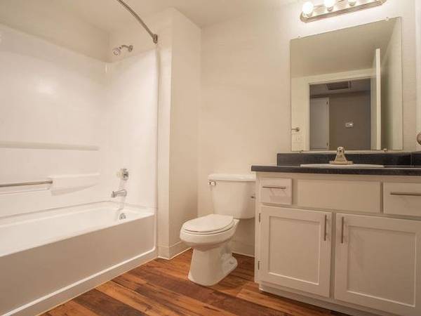 $1,899 / 2br - 1041ft2 - Chimenea de Leña, Aire Acondicionado, Casa Club, Armarios de Pared (Vancouver)63672564990337121