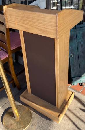 Lectern with amplifier 1