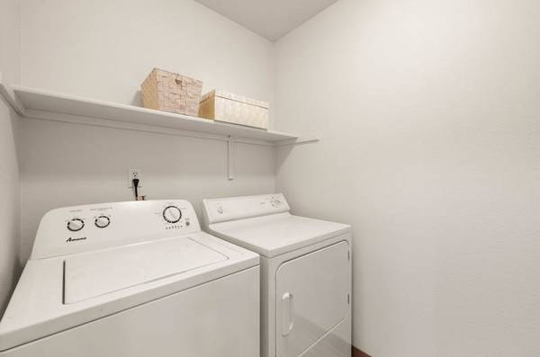 $1,765 / 2br - 1043ft2 - Lavadora y secadora, Plano abierto, Vista al patio interior, Alfombra mejorada (Fisher’s Landing)63841706820353122