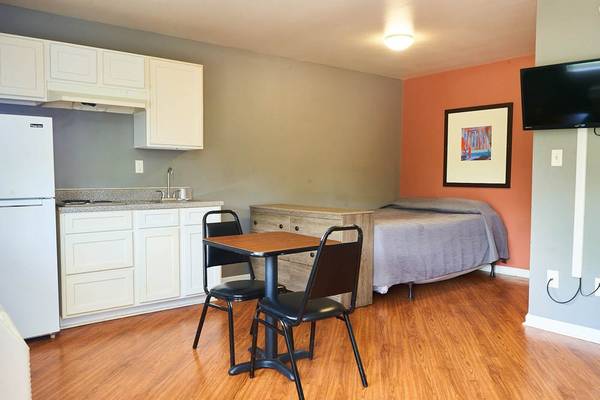 Flat Screen TVs, Siegel Rewards Program, WiFi access 1