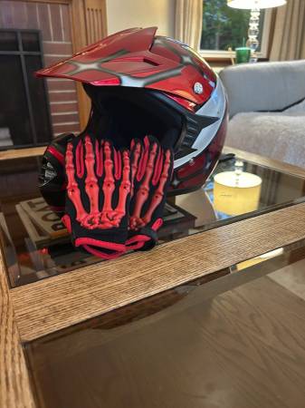Typhoon Youth Helmet - size 9 and skeleton gloves – size s 1