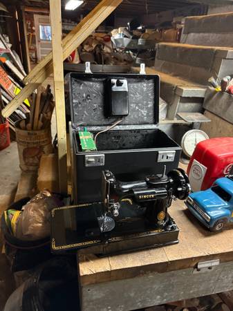 Vintage 221 singer featherweight sewing machine w case 1