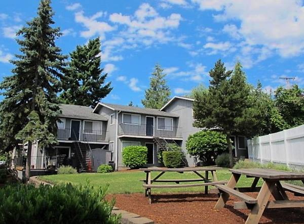 $1,400 / 2br - Pets Welcome in a Two Bed + Popular Nature Area - Extra Closet Space (Portland)63914739595138122