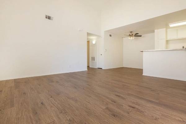 $2,419 / 2br - 822ft2 - 2/BD, Garages Available, Santa Clarita CA (Santa Clarita)63700939523201122