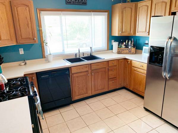 $1,500 / 3br - 1300ft2 - N. Buffalo gem with Parking. Spacious, bright, updated utilities (Buffalo / Hertel)63925204840194123