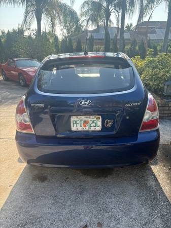 Hyundai Accent de 2 puertas, transmisión manual de 5 velocidades, 69.000 millas bajas - $3.300 (Orlando) 200963483684334337124