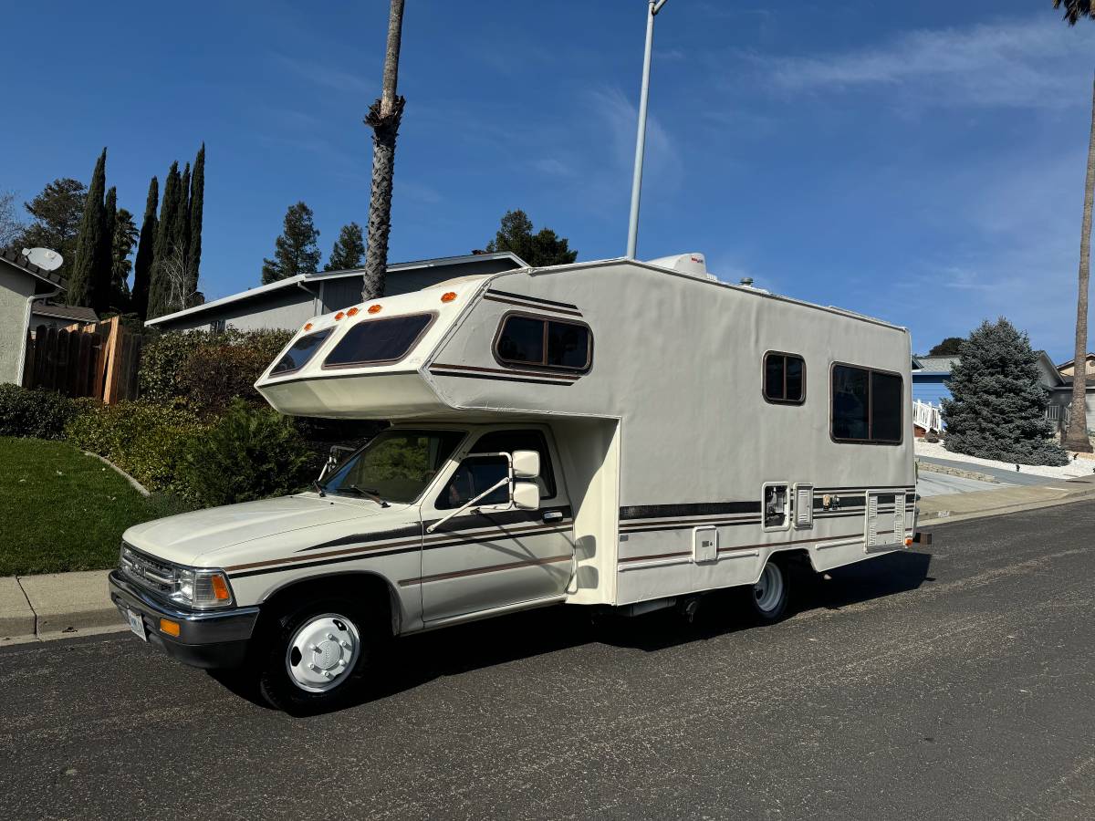 1989 Toyota dolphin runs and drives good. Just passed Smog.