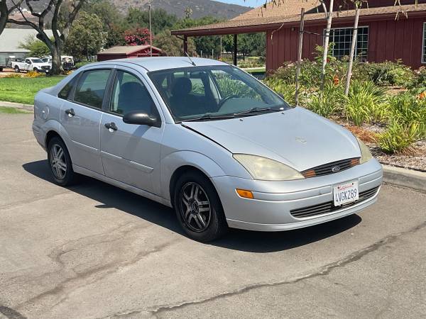 Ford Focus SE 2002, funciona y maneja bien, buenos neumáticos, 82.000 millas, cierres eléctricos - $1.995 (San Marcos)63440450059011123