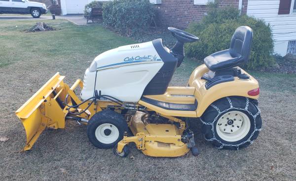 Cub Cadet Lawn Tractor w/Snow Blade/Chains/16hp Runs Looks Like New 1