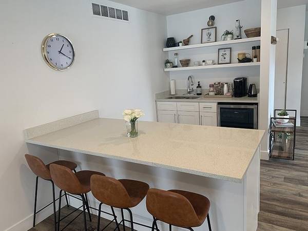$1,329 / 1br - 838ft2 - Covered Parking, Laundry Room, Lighted Closets, Dishwasher (Sandy)63670955082627124