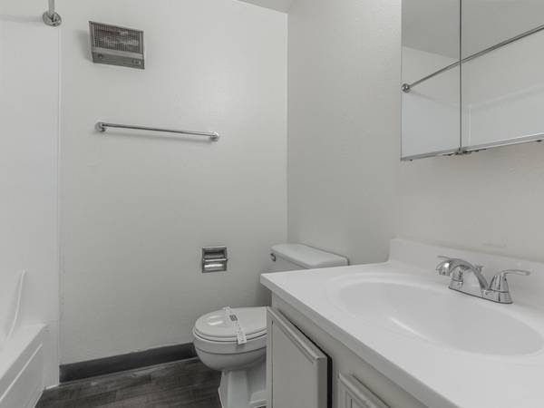 $1,450 / 2br - 1 FREE MO. NOW - Full-time Maint. & Management | Updated Units (North Clackamas)63999314850434124