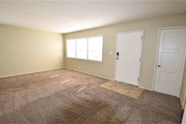 $1,600 / 3br - 1095ft2 - Patio privado y estacionamiento en entrada para vehículos63701054416387123