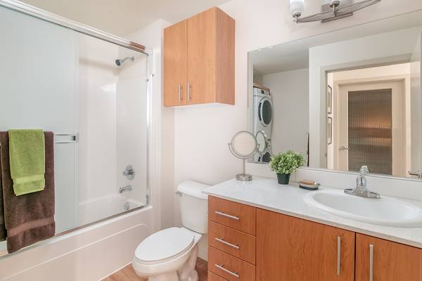 $1,350 / 1br - ¡Vida icónica que te encantará en la Estación Division Street! (SE Portland, Division, Richmond, Mt Tabor)63776916706433124
