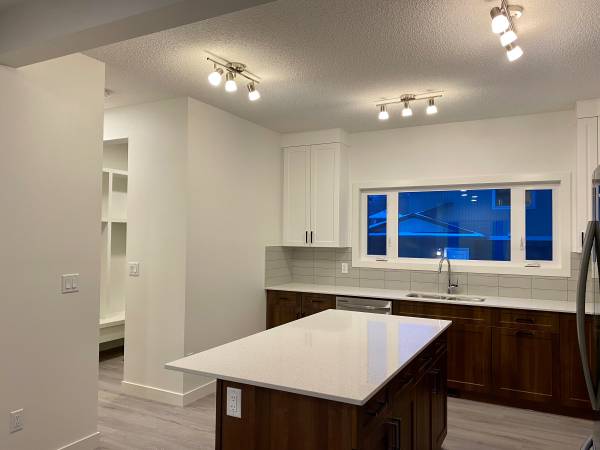 U of A area. Queen Alexandra. ONE MONTH FREE RENT WITH ONE YEAR LEASE 5