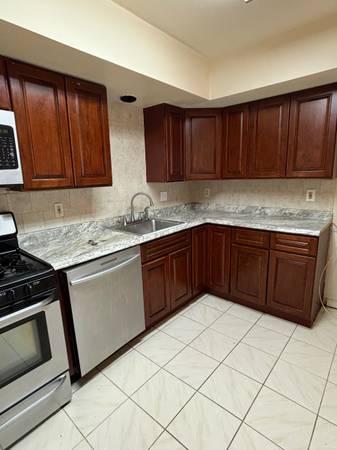 Beautiful 2-Bedroom Condo/2 Parking Spaces 1