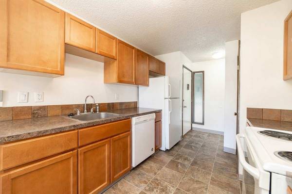 $1,575 / 1br - 722ft2 - Private Patio or Balcony Outdoor Space, Extra Storage, Indoor Pool (3710 SE Concord Rd, Portland, OR)63914741077250120