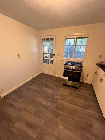 $2,200 / 2br - Second Floor Two Bedroom on Elm St. Northampton (Elm Street Northampton Ma)64016883431042122