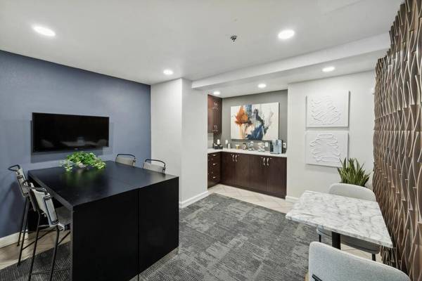 $2,115 / 2 habitaciones - 1020 pies² - Garaje con acceso controlado, Armario extra grande, Instalaciones de lavandería (Goose Hollow)63831252264963124