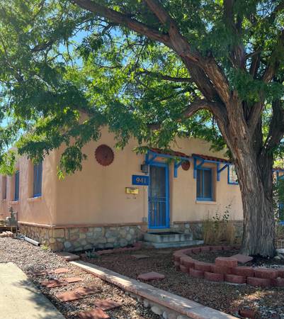$2,500 / 2br - 865ft2 - 2bd 1bath renovado dúplex de adobe en South Capital (Santa Fe, NM)63659797987713120