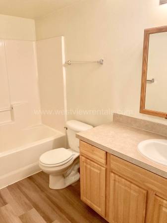 $2,550 / 3br - 1100ft2 - Broadway #404 | Unidad en Piso Superior, Esquina de 3 Dormitorios/2 Baños (Happy Valley)63920957625346123