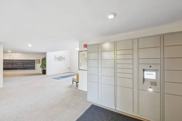 $3,269 / 2br - 925ft2 - Clubhouse, Online Rental Payments, Swimming Pool (belmont)63667872613507123