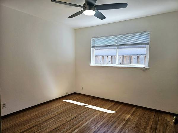 $1,296 / 2br - ✨ Apartamento 2H/1B Recién Pintado – ¡Patio Trasero y Estacionamiento en Garage! (hayward / castro valley)63664203237251124