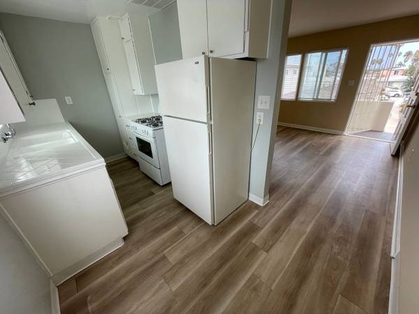 $2,095 / 1br - Amplio apartamento en piso superior a pocas cuadras de la playa! (Ocean Beach)63657123778819122