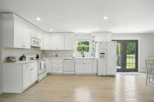 $5 / 3br - Quiet Batavia home with fire pit and grill63974473876482123