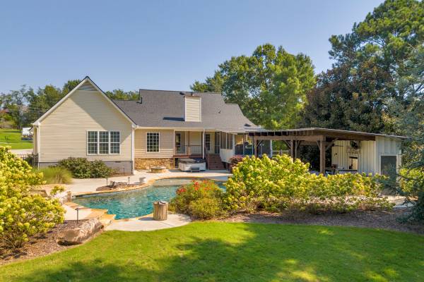 $624,900 / 3br - 1701ft2 - Lovingly upgraded home in heart of Walnut Grove63792094532609122