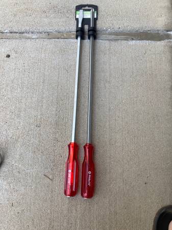 Large Flat and Phillips screwdrivers 1
