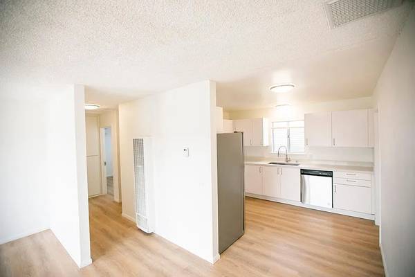 $1,700 / 2br - 950ft2 - 2 habitaciones/1 baño ubicado céntricamente con patio privado en un trplex tranquilo (Yucca Valley)63668320948227123