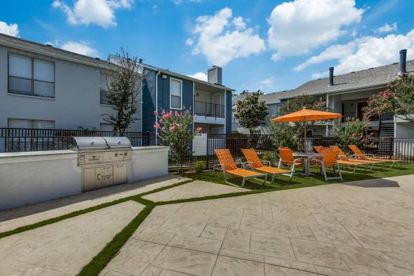$1,395 / 2br - 853ft2 - 2/BD 1/BA, Techos abovedados, Chimenea (2804 Belt Line Road, Garland, TX)63796578667139122