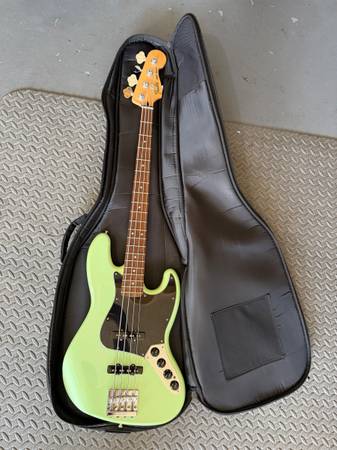 Fender 4 String Active Deluxe Bass Guitar MIM 1