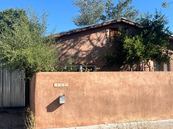 $2,075 / 2br - 900ft2 - Charming 2 Bedroom Historic Adobe (Westside)63659815214081120