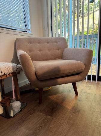 Mid Century Modern Oversized Chair 1