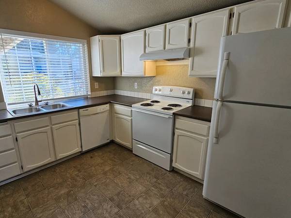 $1,800 / 3br - 1128ft2 - Minutes Away From Stores just in time for summer! (Tacoma)63808008545923122