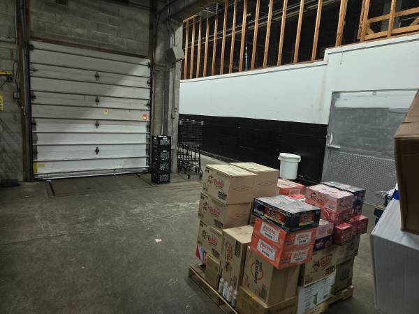 $14 / 20000ft2 - 20,000 sq ft Warehouse/Office Space & 4,000 sq ft Retail Space Lease (Warrenville)64201214380033124