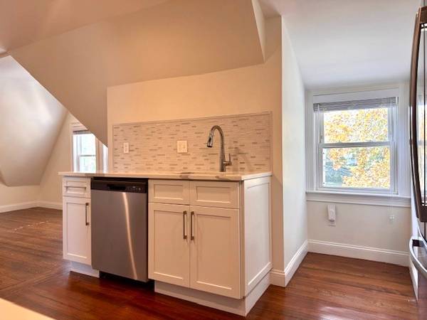 $3,100 / 3br - 1000ft2 - New construction 3 bedroom /1.5 bath  w/ awesome Kitchen (Waltham)63828556327425121
