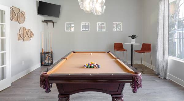 2/BD 2/BA, Ceramic-Tile Front Entry, Clubhouse with WiFi 1