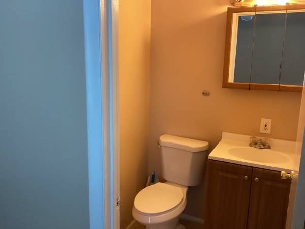 $650 / 4br - 120ft2 - Room for rent. $650.00 -$725.00 (Greensboro)64027277260162122