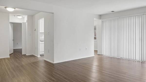 $1,749 / 2br - 🐝What’s the Buzz? Two Bed and Two Bath Apartment For (WHEATON)63822062425089123