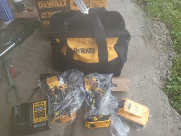 DeWalt 20v drill hammer drill set brand new 1