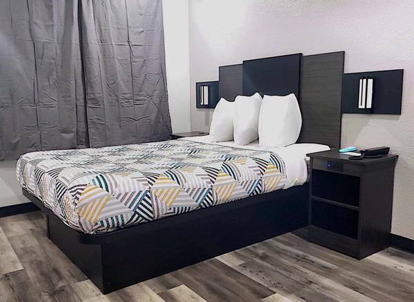 $450 / 1br - Fast WiFi , Front Desk Service, Cable TV, Pool > Amazing Per Week Rate (Sacramento South & Elk Grove)63961337217795121