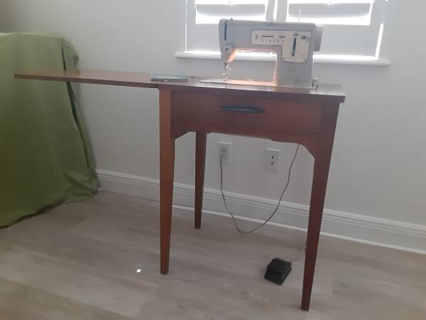 Singer Zig-Zag Sewing Machine-Wood Cabinet & Buttonholer 1