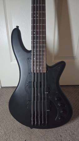 Schecter Stiletto Stealth 5 string Bass 1