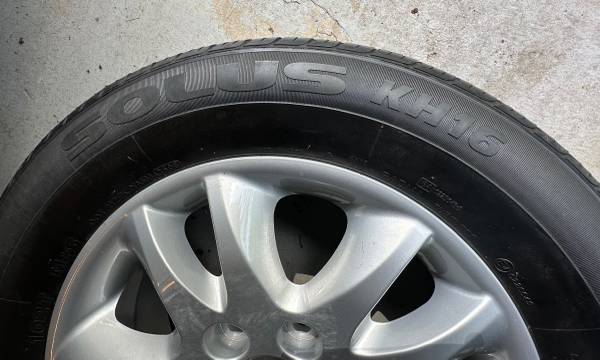 Llanta (rueda) de 2007 KIA Sedona EX con neumático - $95 (Vienna)63470818276097123